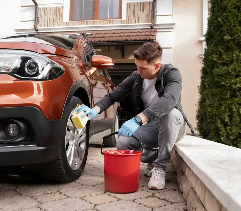 Lavage auto à domicile Saint-Sauveur-de-Montagut : professionnel intervenant sur un véhicule